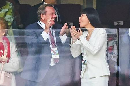 Gerhard Schröder mit seiner Frau bei der Fußball-WM