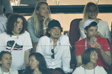 Mick Jagger (Mitte) auf der Tribüne beim WM-Halbfinale zwischen Kroatien und England Mick Jagger (Mitte) auf der Tribüne beim WM-Halbfinale zwischen Kroatien und England