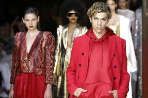 Elias Becker ganz in Rot auf Michael Michalskys Catwalk