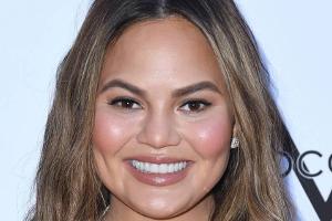 Chrissy Teigen demonstriert mit Baby gegen Donald Trump