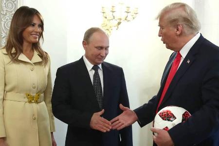 Melania Trump mit Wladimir Putin (Mitte) und Ehemann Donald Trump in Helsinki