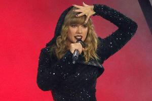 Taylor Swift gibt ein Konzert im strömenden Regen