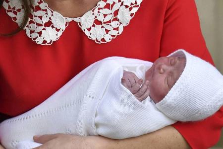 Prinz Louis am Tag seiner Geburt in den Armen seiner Mutter, Herzogin Kate