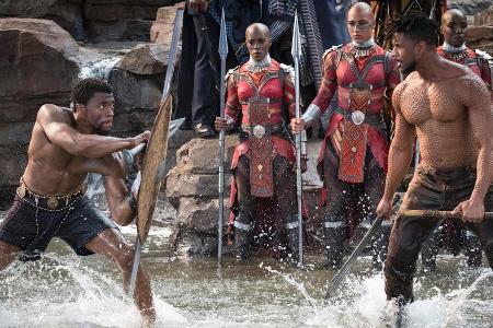 Chadwick Boseman alias T'Challa (l.) und Michael B. Jordan alias Killmonger kämpfen in 