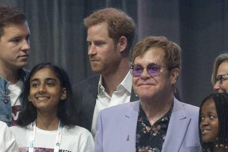 Prinz Harry (Mitte) und Elton John (r.) bei der Welt-Aids-Konferenz in Amsterdam Prinz Harry (Mitte) und Elton John (r.) bei der Welt-Aids-Konferenz in Amsterdam