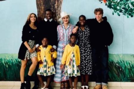 Madonna mit ihren sechs Kindern: Lourdes, David, Mercy, Rocco, Estere und Stelle