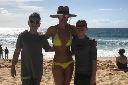 Britney Spears entspannt mit ihren Söhnen Sean (li.) und Jayden unter der Sonne Hawaiis Britney Spears entspannt mit ihren Söhnen Sean (li.) und Jayden unter der Sonne Hawaiis