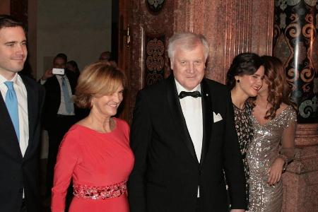 Ministerpräsident Horst Seehofer betritt zusammen mit Ehefrau Karin und den gemeinsamen Kindern Ulrike, Andreas, Susanne am ...