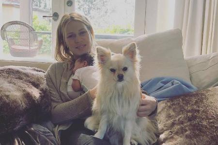 Glücklicher könnte Natasha Bedingfield nicht sein: Hier schmust die Sängerin mit Söhnchen und Hund Rocky Glücklicher könnte Natasha Bedingfield nicht sein: Hier schmust die Sängerin mit Söhnchen und Hund Rocky