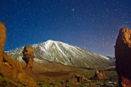 Glitzernder Sternenhimmel unter dem Teide auf Teneriffa