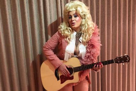Adele verkleidet als Dolly Parton Adele verkleidet als Dolly Parton