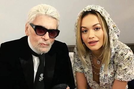 Karl Lagerfeld mit weißem Vollbart - dieses Foto postet Sängerin Rita Ora (rechts) auf Instagram