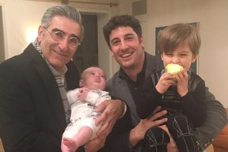 Eugene Levy und Jason Biggs beim großen Wiedersehen zusammen mit Jasons beiden Söhnen Eugene Levy und Jason Biggs beim großen Wiedersehen zusammen mit Jasons beiden Söhnen