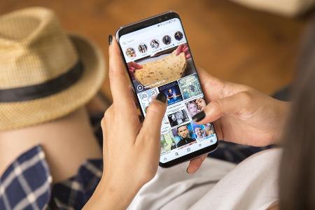 Eine Nutzerin mit dem Galaxy S8 Plus von Samsung