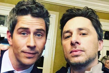 Wie aus dem Gesicht geschnitten: Serien-Star Zach Braff (r.) und US-Bachelor Arie Luyendyk Jr. Wie aus dem Gesicht geschnitten: Serien-Star Zach Braff (r.) und US-Bachelor Arie Luyendyk Jr.