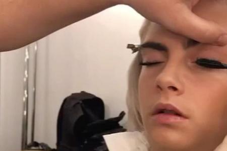 Cara Delevingne schnarcht, während ihr Make-up fertiggestellt wird Cara Delevingne schnarcht, während ihr Make-up fertiggestellt wird