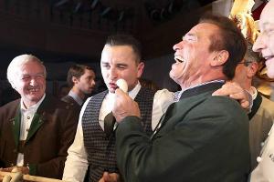 Bei Arnold Schwarzenegger und Andreas Gabalier geht's um die Wurst