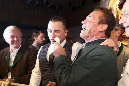 Andreas Gabalier und Arnold Schwarzenegger haben zusammen viel Spaß Andreas Gabalier und Arnold Schwarzenegger haben zusammen viel Spaß