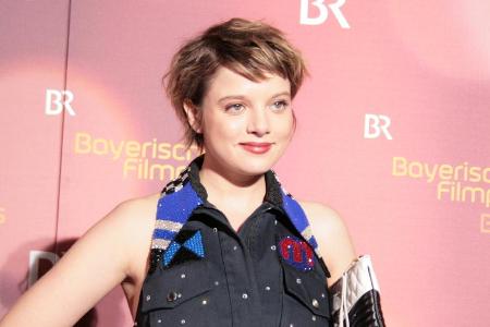 Jella Haase auf dem roten Teppich beim Bayerischen Filmpreis
