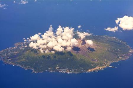 Bereits aus der Vogelperspektive lässt sich erahnen, was das große Problem auf Miyake-jima ist
