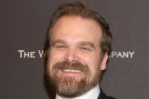 "Stranger Things"-Star David Harbour wird für Fan zum Priester