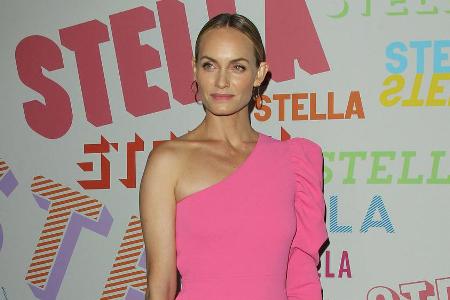 Schauspielerin Amber Valletta machte in ihrem pinkfarbenen One-Shoulder-Dress eine gute Figur Schauspielerin Amber Valletta machte in ihrem pinkfarbenen One-Shoulder-Dress eine gute Figur