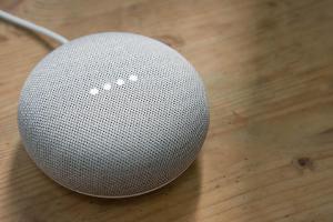 Google Home bekommt Unterstützung für ProSieben und Maxdome