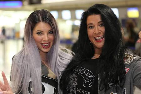 Jenny Frankhauser wird von Mama Iris Klein (r.) zur Flughafen gebracht
