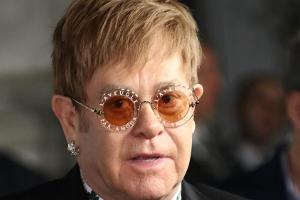 Schwere Infektion: Elton John war letztes Jahr "schon fast tot"