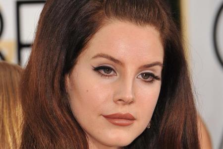 Auch einer Künstlerin wie Lana Del Rey passieren hin und wieder Missgeschicke auf der Bühne Auch einer Künstlerin wie Lana Del Rey passieren hin und wieder Missgeschicke auf der Bühne