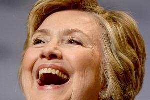 Bei den Grammys: Hillary Clinton liest aus "Fire and Fury"