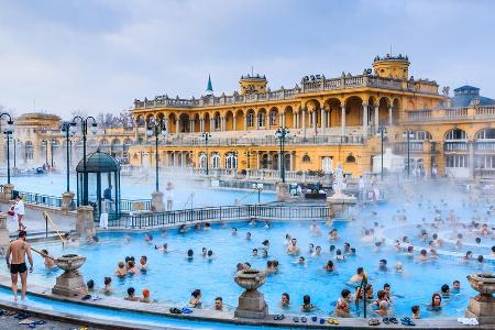 Das Széchenyi-Heilbad in Budapest lockt Touristen an - ebenso wie die zahlreichen Ärzte in der ungarischen Hauptstadt