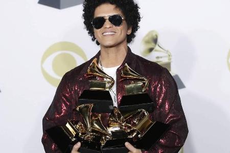 Bruno Mars mit seinen Grammys