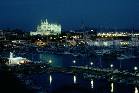 Winterruhe auf Mallorca: Der Hafen von Palma und die Kathedrale bei Nacht.