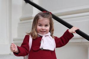 Hier läuft Prinzessin Charlotte zum ersten Kindergarten-Tag