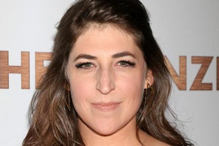 Mayim Bialik ließ sich bei der Erziehung ihres ersten Kindes ziemlich einschüchtern Mayim Bialik ließ sich bei der Erziehung ihres ersten Kindes ziemlich einschüchtern