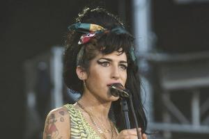 Vater von Amy Winehouse behauptet: "Ihr Geist besucht mich"