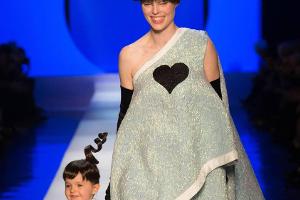 Süß! Schwangere Coco Rocha rockt den Runway - mit ihrer Tochter