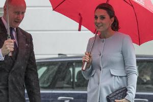 Herzogin Kate: Stylisher Auftritt in Babyblau - und mit Pferdeschwanz