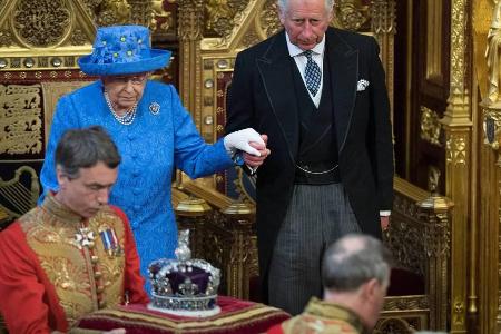 Die Queen, Thronfolger Charles und die Imperial State Crown