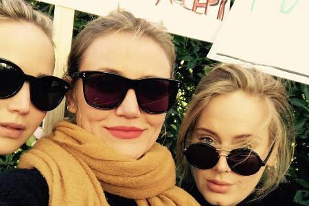 Jennifer Lawrence (l.), Cameron Diaz (m.) und Adele protestieren beim diesjährigen Women's March für Frauenrechte Jennifer Lawrence (l.), Cameron Diaz (m.) und Adele protestieren beim diesjährigen Women's March für Frauenrechte