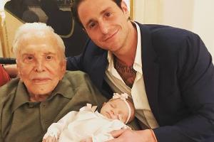Drei Generationen: Kirk Douglas strahlt mit Enkel und Urenkelin