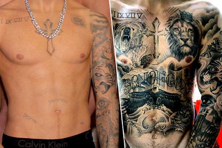 Justin Bieber ist am Oberkörper und den Armen mit Tattoos verziert