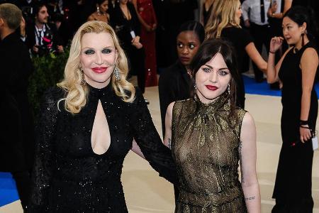 Frances Bean Cobain (r.) an der Seite ihrer Mutter Courtney Love