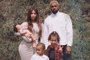Kim Kardashian postet das fast perfekte Familienfoto