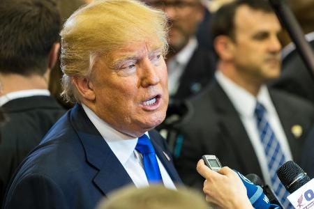 Donald Trump spricht auf einem Presse-Event mit den Medien