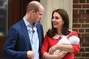 Herzogin Kate und das Royal Baby verlassen das Krankenhaus