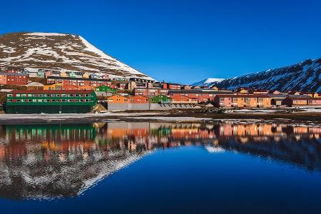 Auf den ersten Blick wirkt Longyearbyen sehr idyllisch. Da möchte man doch gern für immer bleiben. Das geht hier aber gar ni...