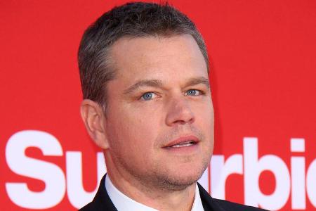 Matt Damon wird zwischen seinen Freunden hin- und hergeschoben
