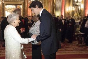 Meghan und Kate fehlen, dafür umschwärmt Justin Trudeau die Queen